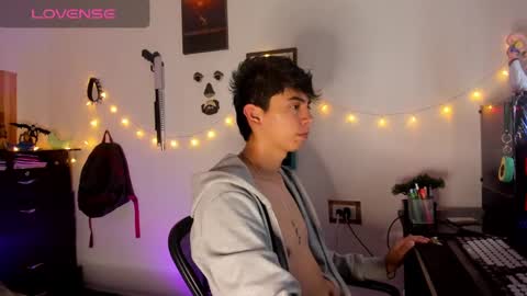 andy_guez_11 online show from December 16, 2024, 10:08 am