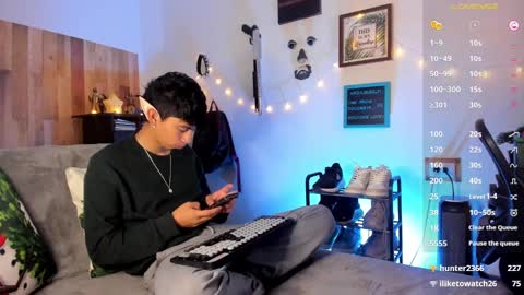 andy_guez_11 online show from December 17, 2024, 1:05 pm