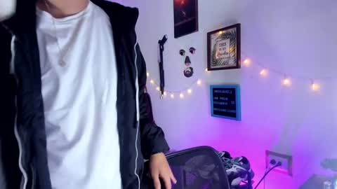 andy_guez_11 online show from January 20, 2025, 10:18 am