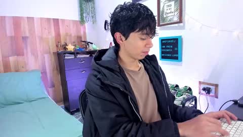 andy_guez_11 online show from January 21, 2025, 10:30 am