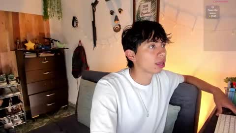 andy_guez_11 online show from January 25, 2025, 10:19 am