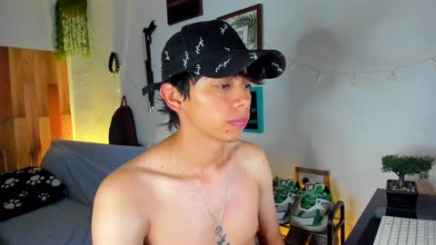 andy_guez_11 online show from February 3, 2025, 1:08 pm