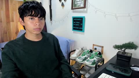 andy_guez_11 online show from February 4, 2025, 12:55 pm