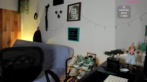 andy_guez_11 online show from February 5, 2025, 2:26 pm