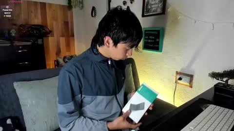 andy_guez_11 online show from February 9, 2025, 10:31 am