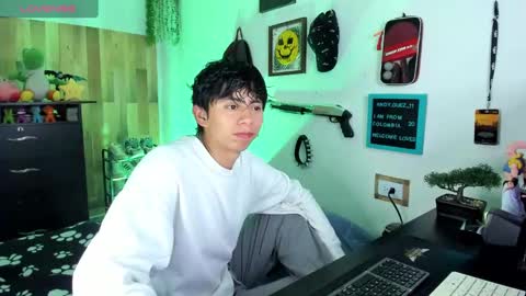 andy_guez_11 online show from February 10, 2025, 10:20 am