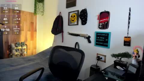 andy_guez_11 online show from February 14, 2025, 12:57 pm