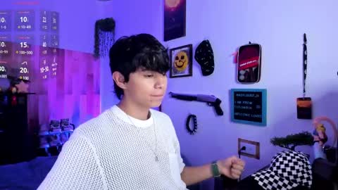 andy_guez_11 online show from February 21, 2025, 1:22 pm