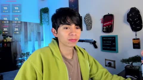 andy_guez_11 online show from February 28, 2025, 10:41 am