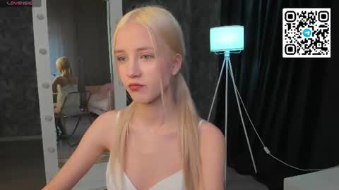 Snapshot of anellyball_ chatting on July 19, 2026, 9:35 am Anelly online show from July 19, 2026, 9:35 am