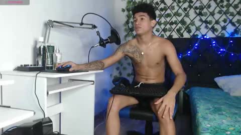 Snapshot of angel_latinguy chatting on November 2, 2025, 10:01 pm Angel online show from November 2, 2025, 10:01 pm