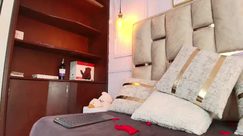 Nicolle  online show from February 14, 2025, 2:44 pm