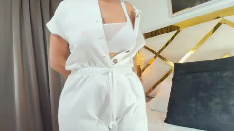 Nicolle  online show from March 31, 2026, 11:10 am