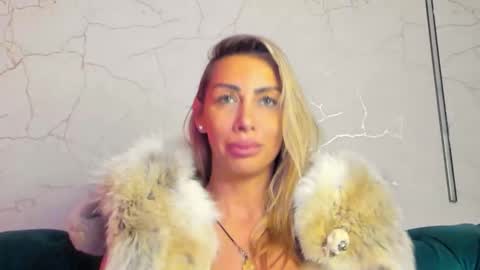 Anysia online show from November 18, 2025, 5:12 am