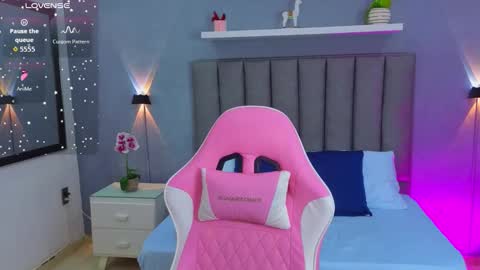 Snapshot of angelica_dymond chatting on October 17, 2025, 12:08 pm A N G E L I C A online show from October 17, 2025, 12:08 pm