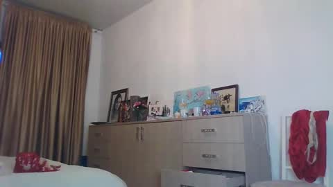 angelicfenix online show from March 18, 2026, 3:37 pm