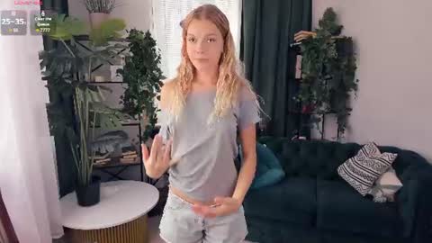 Snapshot of angelinahass chatting on August 9, 2026, 8:41 am Alice WOW online show from August 9, 2026, 8:41 am
