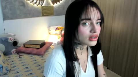 Angeline Smith  online show from October 26, 2025, 5:35 am