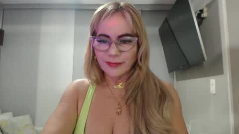 angelinna_12 online show from October 22, 2025, 4:46 am