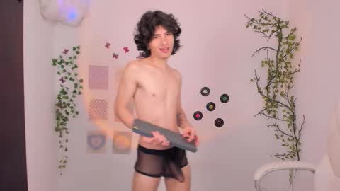 Snapshot of angelo_duarte chatting on September 30, 2025, 7:41 pm Angel online show from September 30, 2025, 7:41 pm