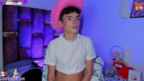 Snapshot of angelocute_ chatting on December 11, 2024, 6:14 am Angelo I work from home this is my room online show from December 11, 2024, 6:14 am