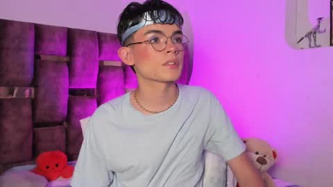 Snapshot of angelocute_ chatting on January 3, 2025, 4:22 am Angelo I work from home this is my room online show from January 3, 2025, 4:22 am