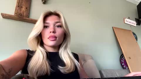 Snapshot of angelrosexx1 chatting on June 10, 2026, 11:31 am angel online show from June 10, 2026, 11:31 am
