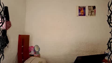 Snapshot of angelsdustxxx chatting on December 5, 2024, 8:55 pm online show from December 5, 2024, 8:55 pm