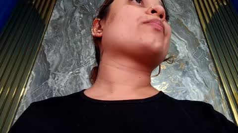 anie__saenz online show from June 18, 2026, 8:02 pm
