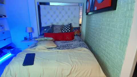 laura  online show from February 10, 2025, 12:41 am