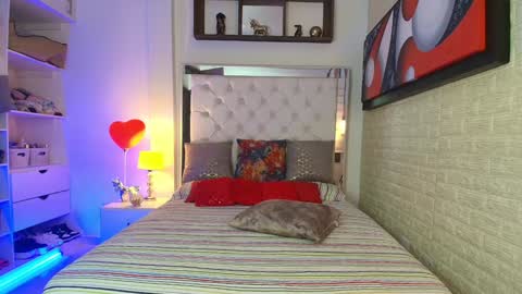 laura  online show from March 12, 2025, 1:25 am