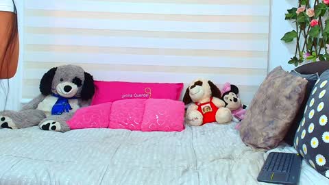 laura  online show from November 23, 2025, 7:35 pm