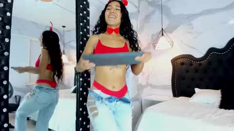 Ana  online show from December 5, 2025, 4:14 pm