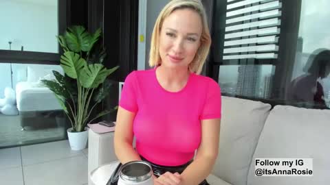 Snapshot of anna_royale chatting on February 13, 2025, 4:22 am Anna online show from February 13, 2025, 4:22 am