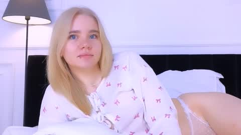 AnnaBelle online show from October 16, 2025, 2:23 am