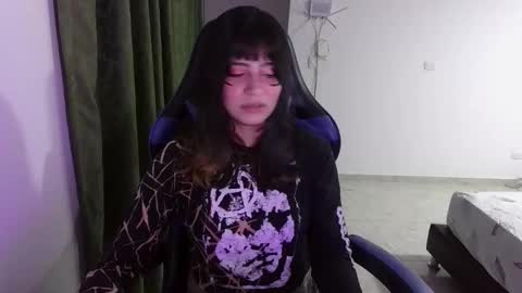 Snapshot of annacrow chatting on October 14, 2025, 12:33 am Anna online show from October 14, 2025, 12:33 am