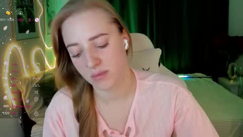 annagrees1 online show from December 19, 2025, 2:13 pm