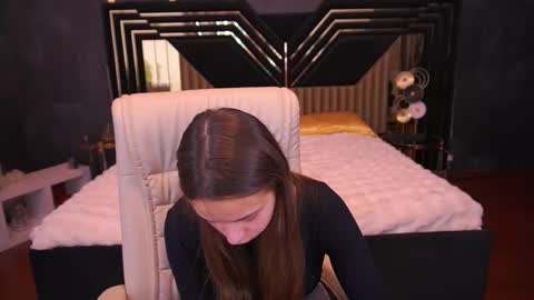 Anna online show from November 6, 2025, 8:54 pm