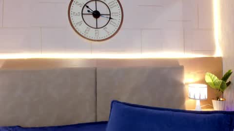 anne_millerr online show from May 15, 2026, 11:39 am
