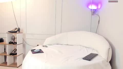 anni_lima online show from October 1, 2025, 3:45 am