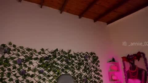 annie_barozzi online show from December 18, 2024, 3:00 pm