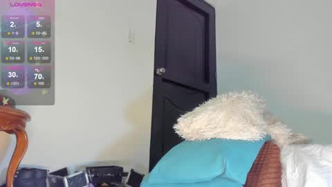 annie_santosx online show from March 6, 2025, 4:49 pm