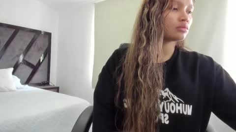 Annie and Stefan online show from October 20, 2025, 1:33 pm