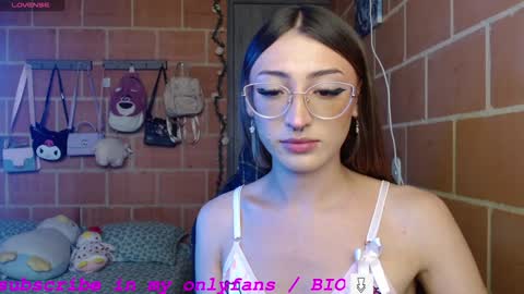 Snapshot of anniee_land chatting on December 4, 2024, 2:37 pm Annie online show from December 4, 2024, 2:37 pm