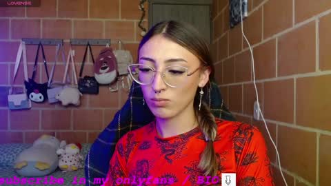 Snapshot of anniee_land chatting on December 9, 2024, 5:52 pm Annie online show from December 9, 2024, 5:52 pm