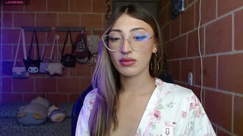 Snapshot of anniee_land chatting on December 31, 2024, 4:35 pm Annie online show from December 31, 2024, 4:35 pm