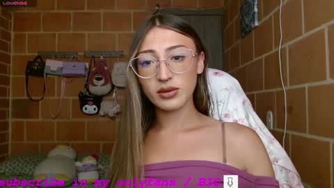 Snapshot of anniee_land chatting on February 4, 2025, 1:27 pm Annie online show from February 4, 2025, 1:27 pm