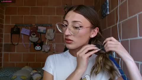 Snapshot of anniee_land chatting on February 17, 2025, 4:59 pm Annie online show from February 17, 2025, 4:59 pm