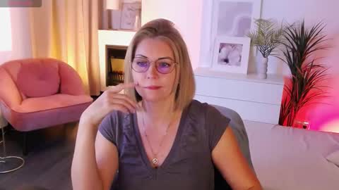 Annie online show from October 5, 2025, 5:39 am