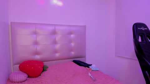 Annie Evans  online show from February 10, 2025, 5:19 pm